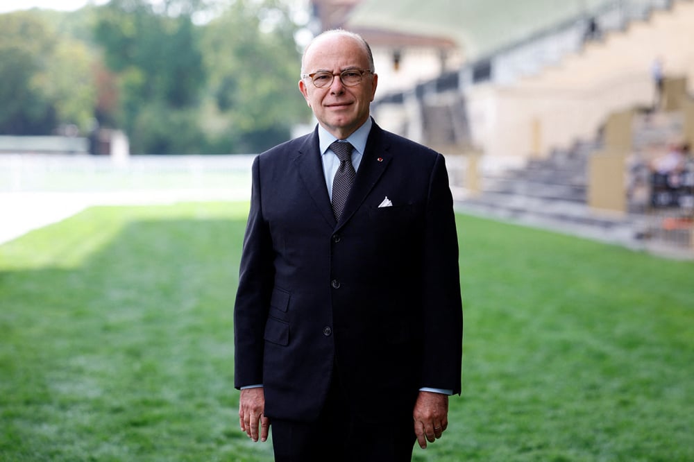 L'ancien Premier ministre français Bernard Cazeneuve lors du forum estival du MEDEF intitulé « La Rencontre des Entrepreneurs de France (LaREF) », à Paris, le 30 août 2022.