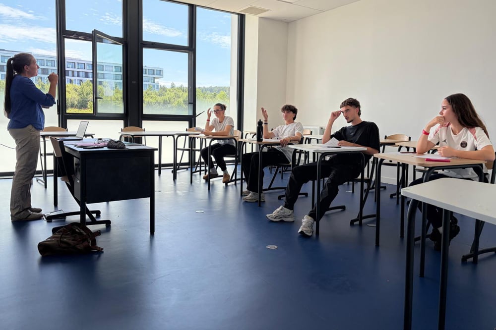 Lors d'un cours de mathématiques, au Campus PSG de Poissy (Yvelines), le 16 juin.