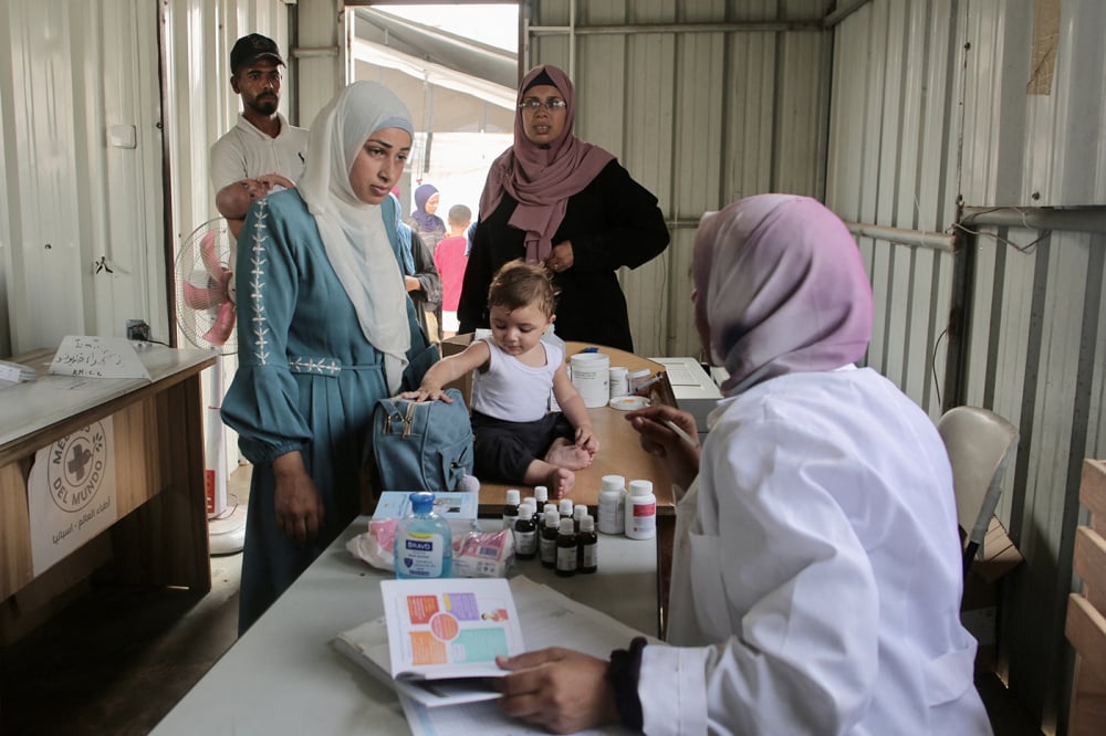 Un enfant palestinien attend un examen médical dans un dispensaire géré par une ONG locale affiliée au réseau de soins de santé primaires du ministère palestinien de la Santé, à Al-Mawasi, dans le district de Khan Younès, au sud de la bande de Gaza, le...