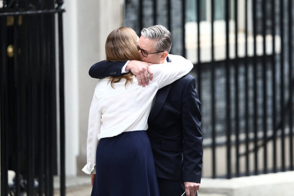 Le Premier ministre britannique Keir Starmer embrasse son épouse Victoria alors qu'il annonce le calendrier de sa démission, devant le 10 Downing Street, à Londres, le 22 juin 2026.