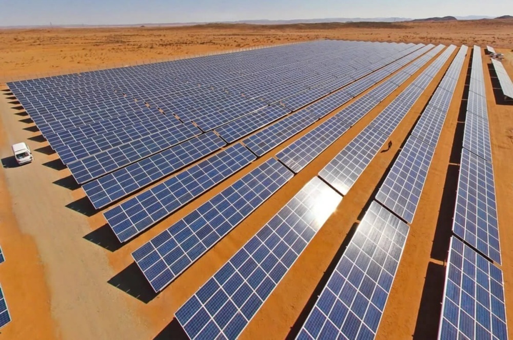 La construction centrale solaire de Sidi Bouzid II incarne la volonté tunisienne de réduire une dépendance électrique dominée à 95% par le gaz.