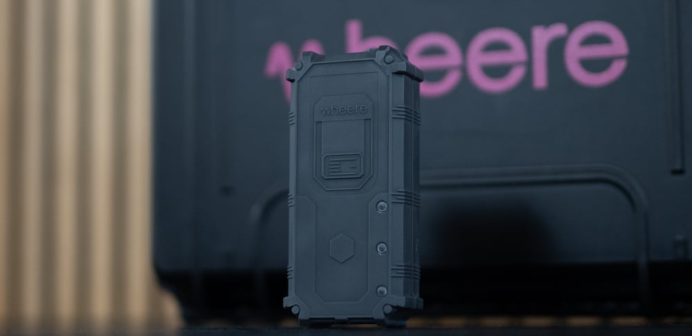 La technologie de Wheere, qui utilise les basses fréquences, est capable de tracker des objets ou des personnes munies d’un émetteur, même depuis l’intérieur d’un bâtiment et quelle que soit l’épaisseur des murs.
