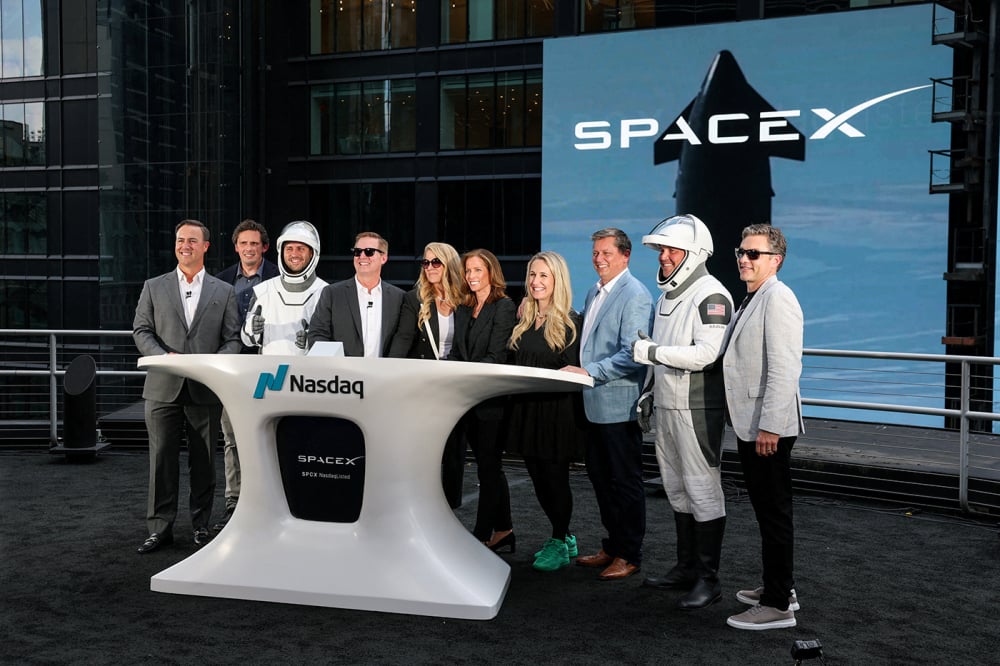 Adena Friedman, PDG du Nasdaq, et d'autres personnalités le jour de l'introduction en bourse de SpaceX, à New York, le 12 juin 2026.