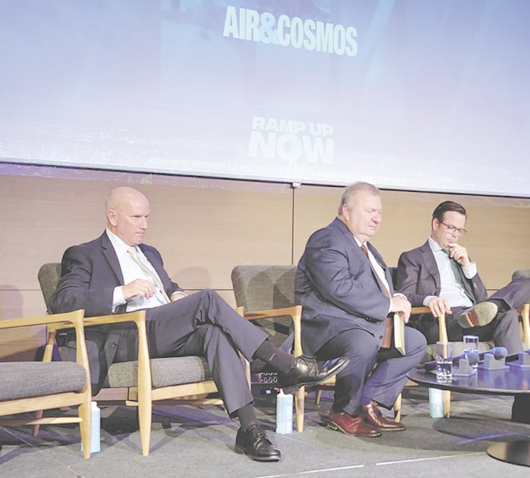 De g. à d., Rick Deurloo, président de Pratt & Whitney Commercial Engines, Emmanuel Chiva, président de l’Onera et Arjan Meijer, président et CEO d’Embraer Commercial Aviation.