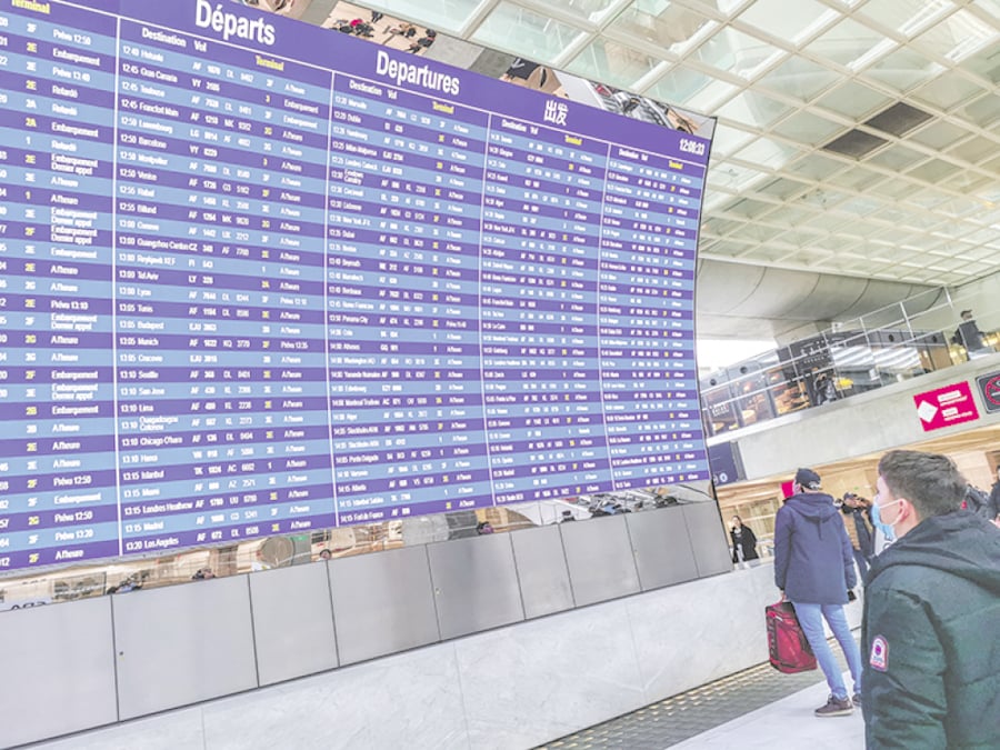 France, Tremblay in France, 2022-12-22. Travelers look at the screen displaying all aircraft flights departing from Paris Roissy Charles de Gaulle airport. Photography by Nicolas Guyonnet / Hans Lucas. France, Tremblay en France, 2022-12-22. Des...