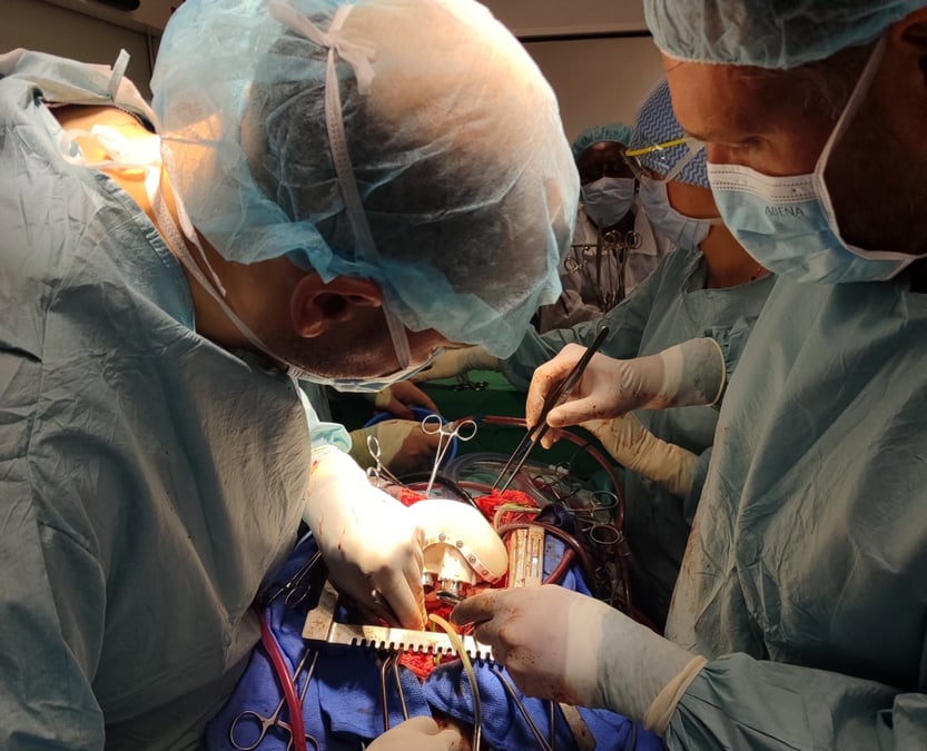 L’équipe chirurgicale et vétérinaire pendant l’intervention du 9 juin 2026 au cours de laquelle Procope Medicals a réalisé avec succès la première implantation in vivo sur modèle animal du PROCOR-50, son coeur total artificiel biventriculaire.