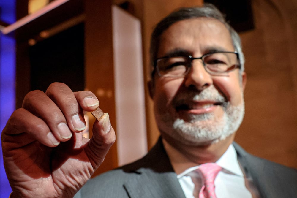 Sanjay Mehrotra, PDG de Micron Technology Inc., présente une puce sur le parquet de la Bourse de New York (NYSE) à New York, aux États-Unis, le 26 avril 2024.