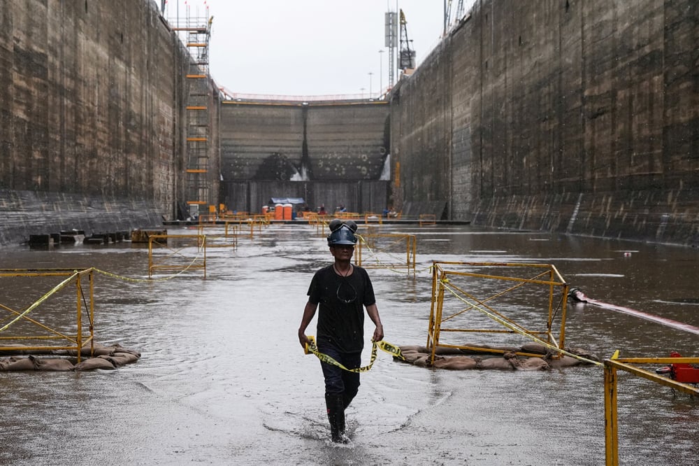 Un employé de l'Autorité du canal de Panama dans les écluses de Gatún, en travaux, le 15 juin 2026.