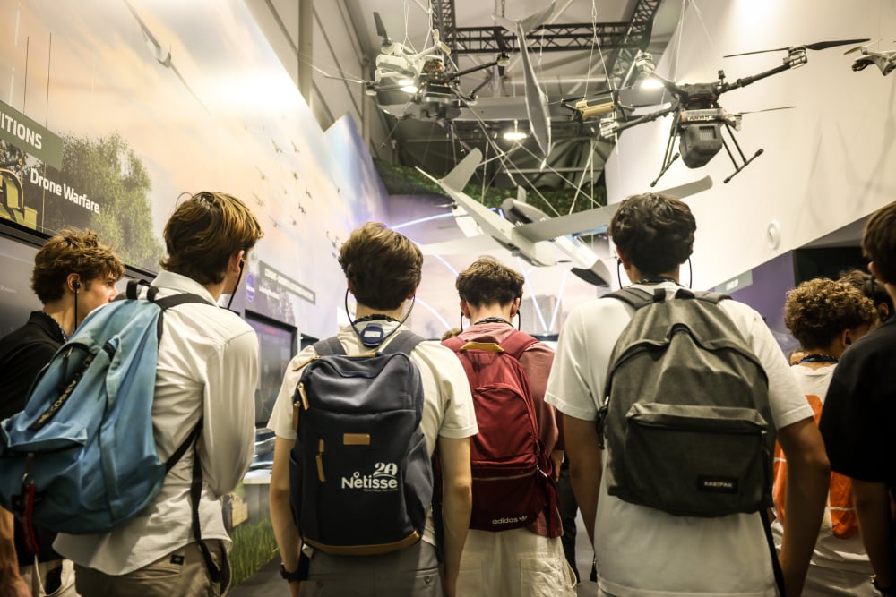 Visites organisées par Thalès pour des écoliers à Eurosatory en juin 2026.