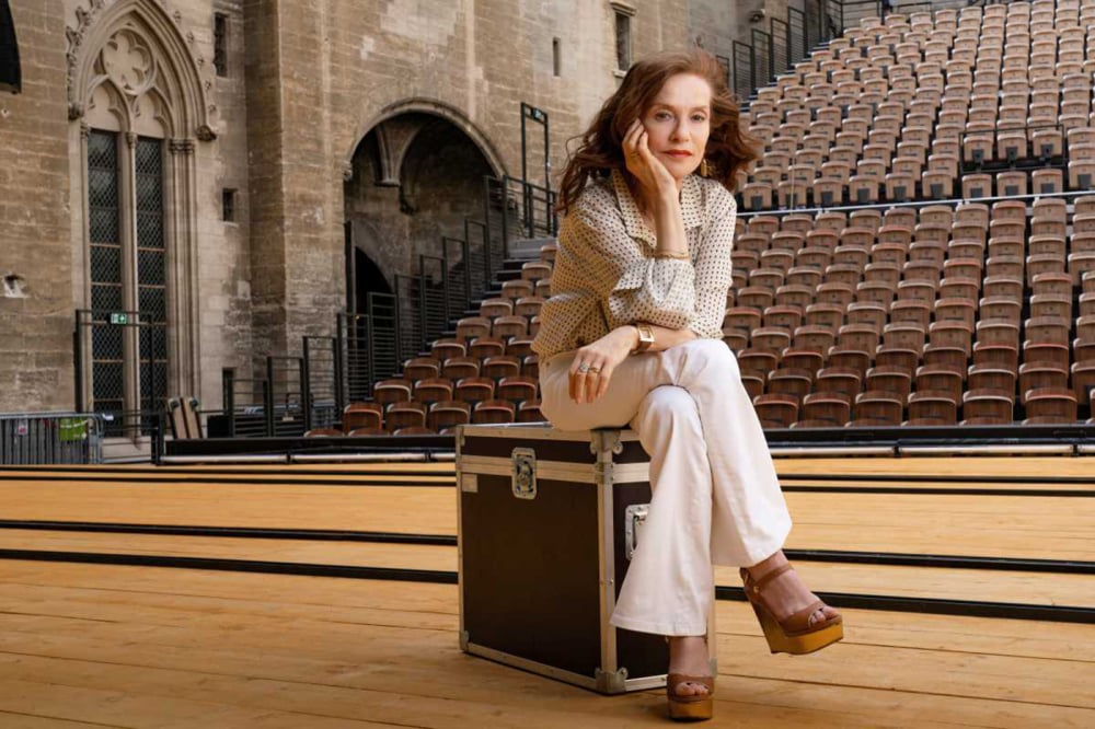 Isabelle Hupert posant sur la scène de la cour d'honneur du Palais des Papes, en juin 2021.