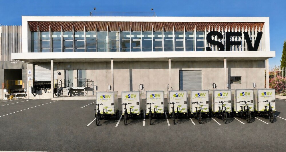 Dans l’Hérault, Services Écusson Vert, spécialisé dans la livraison écoresponsable du dernier kilomètre, se dote d’un nouveau siège social et d’un mini hub logistique de 2 500 m2 à Villeneuve-lès-Maguelone, non loin de Montpellier.