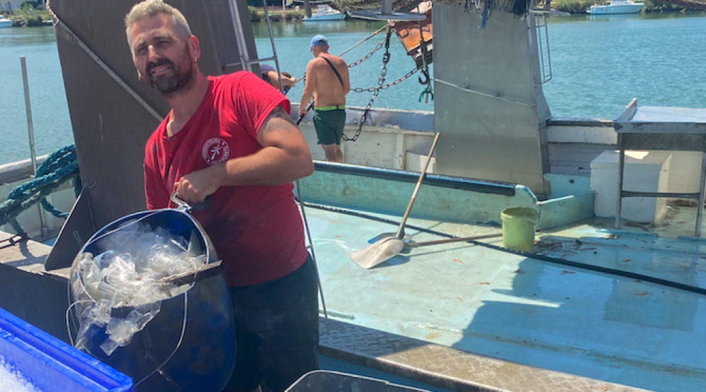 Au Grau d’Agde (Hérault) le 30 juin 2026, où le tonnage de déchets marins ramené par les pêcheurs avoisine déjà les 2,2 tonnes en 2026.