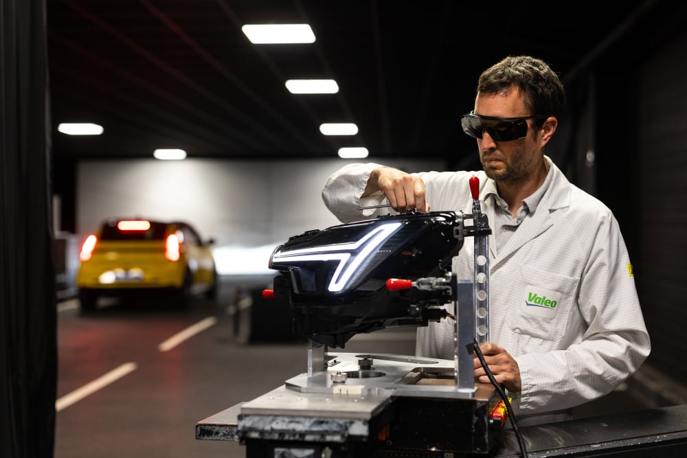 Sur son site d'Angers,spécialisé dans la conception et la production de systèmes d’éclairage automobile, Valeo assure la livraison quotidienne de 9 000 projecteurs.