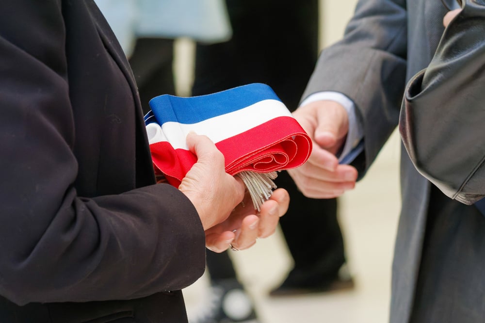 Drapeau français lors d'une cérémonie officielle.