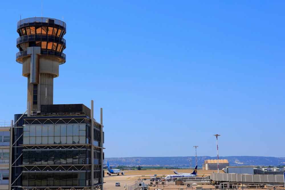Le contrôle aérien français doit revoir sa copie pour réduire les retards de vols, qui se sont élevés à 6,6 millions de minutes en 2025. En photo, l'aéroport Marseille Provence.