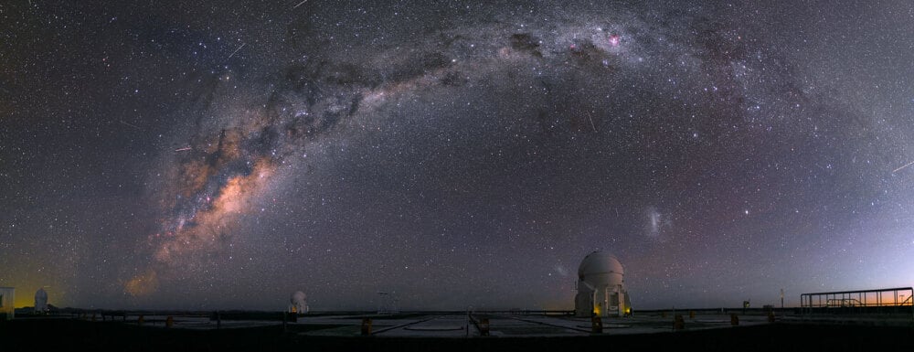 "Deux télescopes auxiliaires observent le ciel nocturne à l’observatoire de Paranal. Au moment où cette photo a été prise, on pouvait distinguer au total 15 satellites et deux avions dans le ciel au-dessus de la montagne" (ESO).