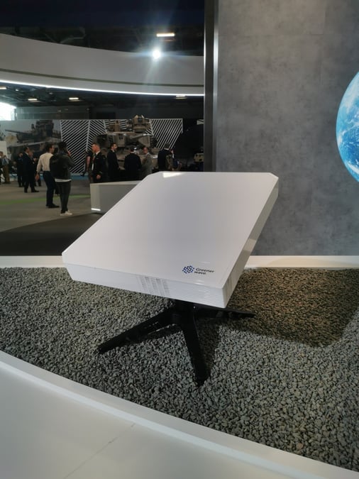 Un terminal de Greenerwave exposé sur le stand du ministère des Armées au salon Eurosatory.