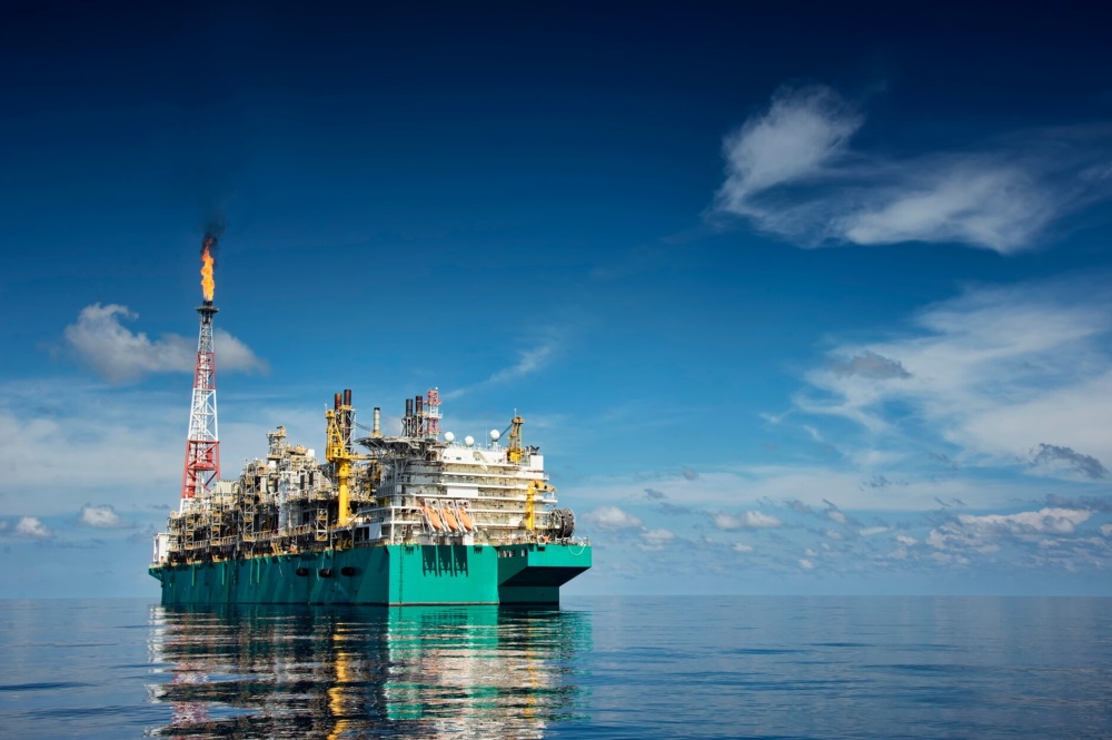Une infrastructure offshore illustrant le développement du gaz naturel liquéfié au Nigeria.