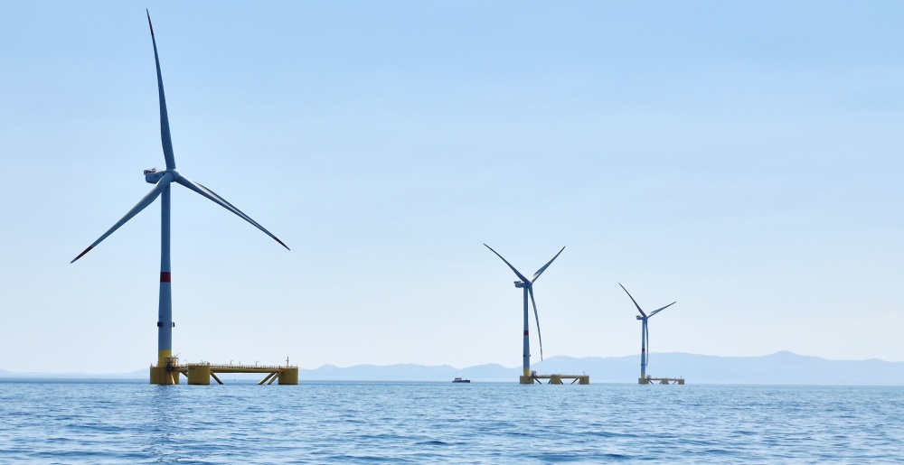 Les trois éoliennes de la ferme-pilote EFGL, le 8 juillet 2026.
