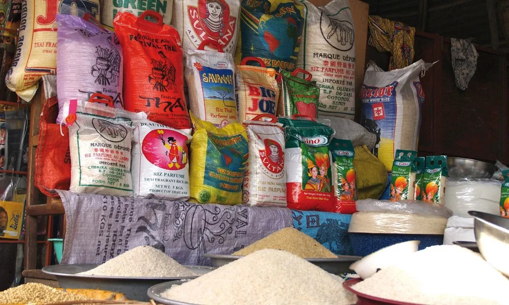 La manœuvre pousserait les grands distributeurs à participer à l’absorption des stocks nationaux, tout en réduisant l’avantage compétitif du riz importé.