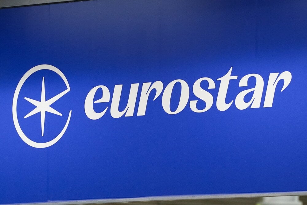 Le logo Eurostar à la gare de St. Pancras International, à Londres (Royaume-Uni), le 30 décembre 2025, après l’annonce par un porte-parole de la compagnie de la suspension de ses services ferroviaires transmanche à destination et en provenance de...