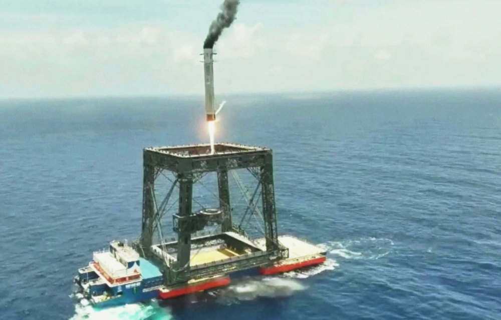 Récupération en mer avec une barge équipée d'un filet géant