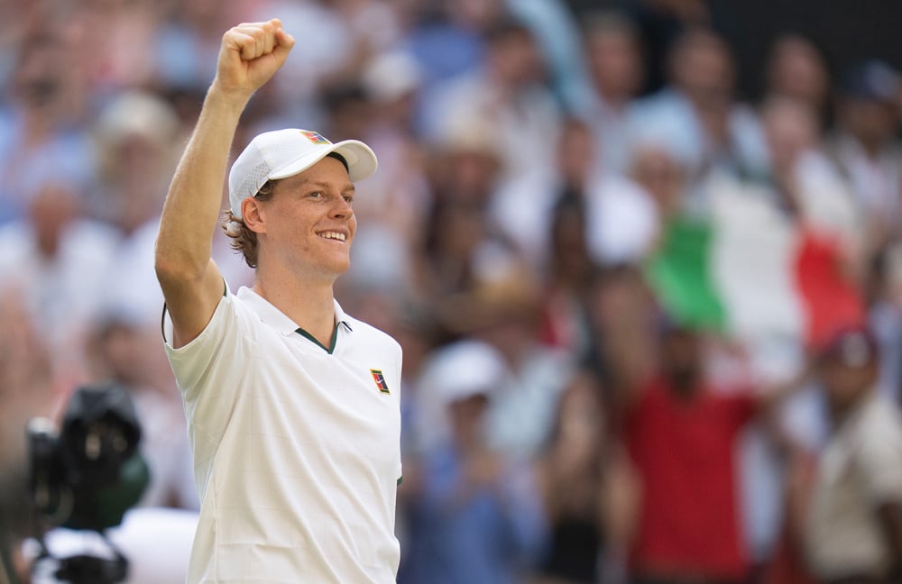 L’Italien Jannik Sinner célèbre sa victoire en demi-finale de Wimbledon face au Serbe Novak Djokovic, le 10 juillet 2026 à Londres.