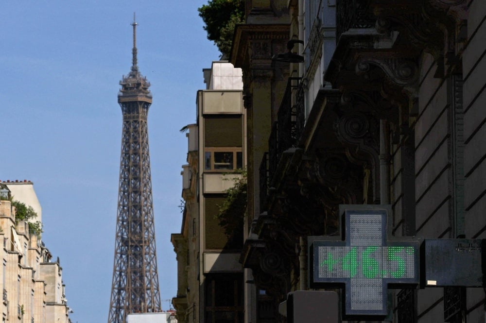 La tour Eiffel a avancé sa fermeture à 16 heures samedi et dimanche, une mesure également adoptée par les musées du Louvre et d'Orsay.