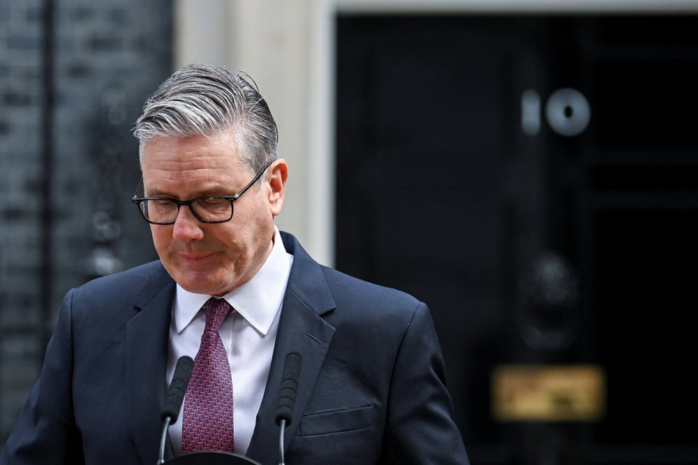 Le Premier ministre britannique Keir Starmer devant le 10 Downing Street, à Londres.