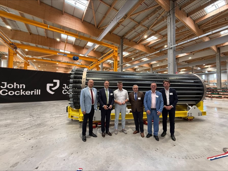 Nicolas de Coignac, président de John Cockerill Hydrogen entouré des élus locaux, devant le premier stack d'électrolyse assemblé sur le site de Belfort avec des outils de production innovants