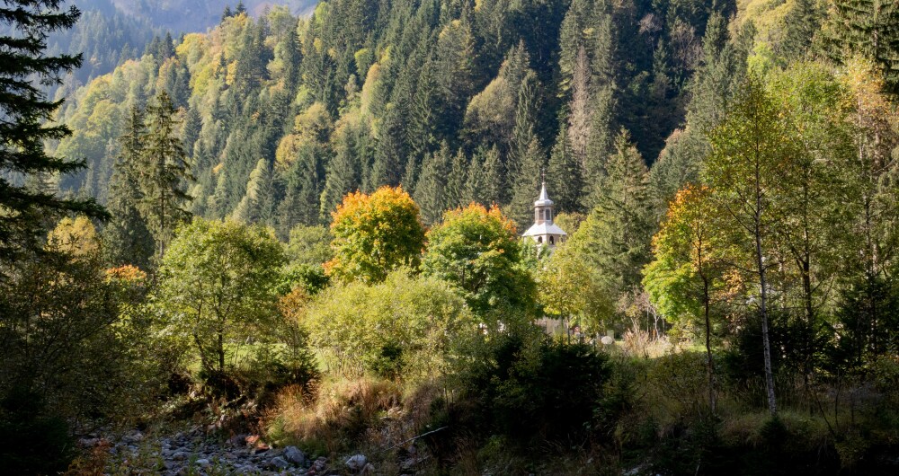Désormais, les randonneurs souhaitant bivouaquer doivent réaliser une réservation au sein de la réserve des Contamines-Montjoie. Entre le 15 juin et le 15 octobre, cette pratique est même interdite en dessous de 2500 mètres d'altitude, rejoignant ainsi...