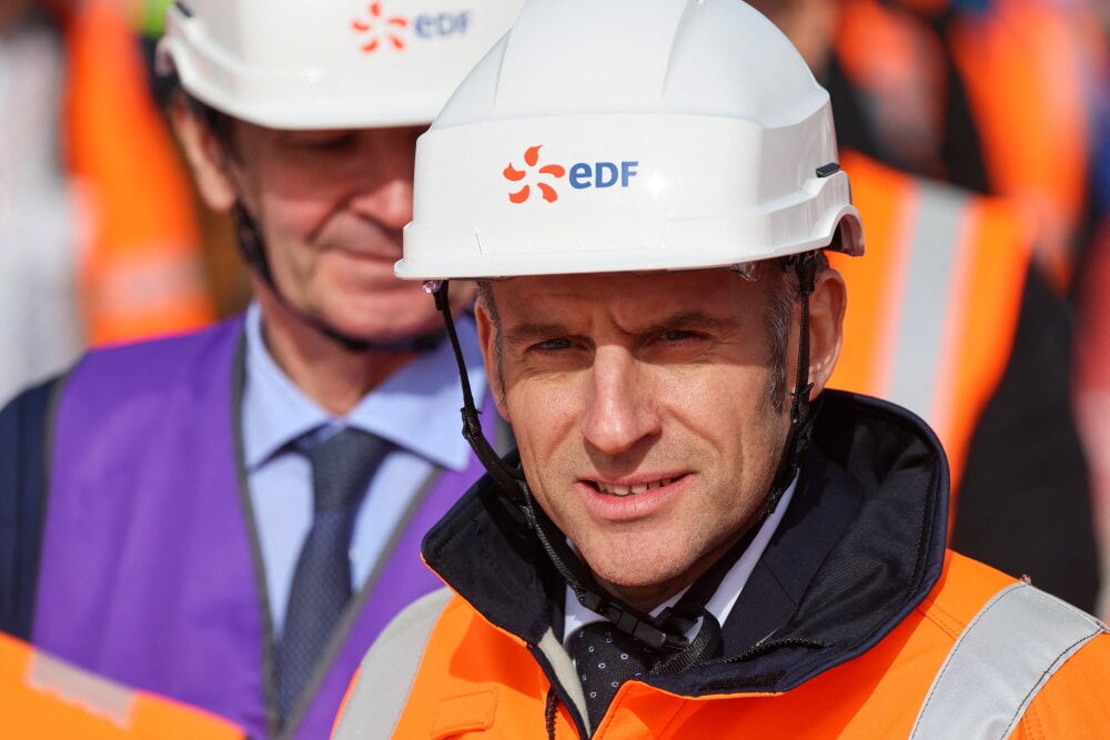 Le PDG d’EDF, Bernard Fontana, et le président français Emmanuel Macron visitent le chantier de construction des réacteurs de nouvelle génération EPR2 de Penly, le 12 mars 2026.