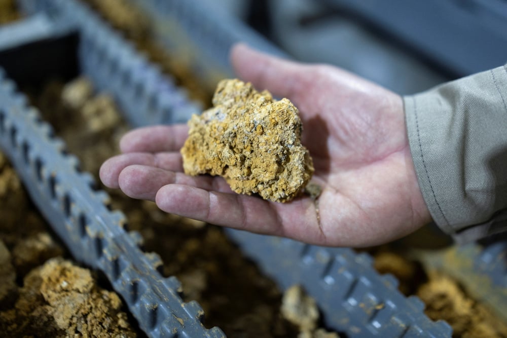 Un échantillon au centre de recherche et de traitement des terres rares de la société minière australienne Viridis Mining and Minerals, à Pocos de Caldas, au Brésil.