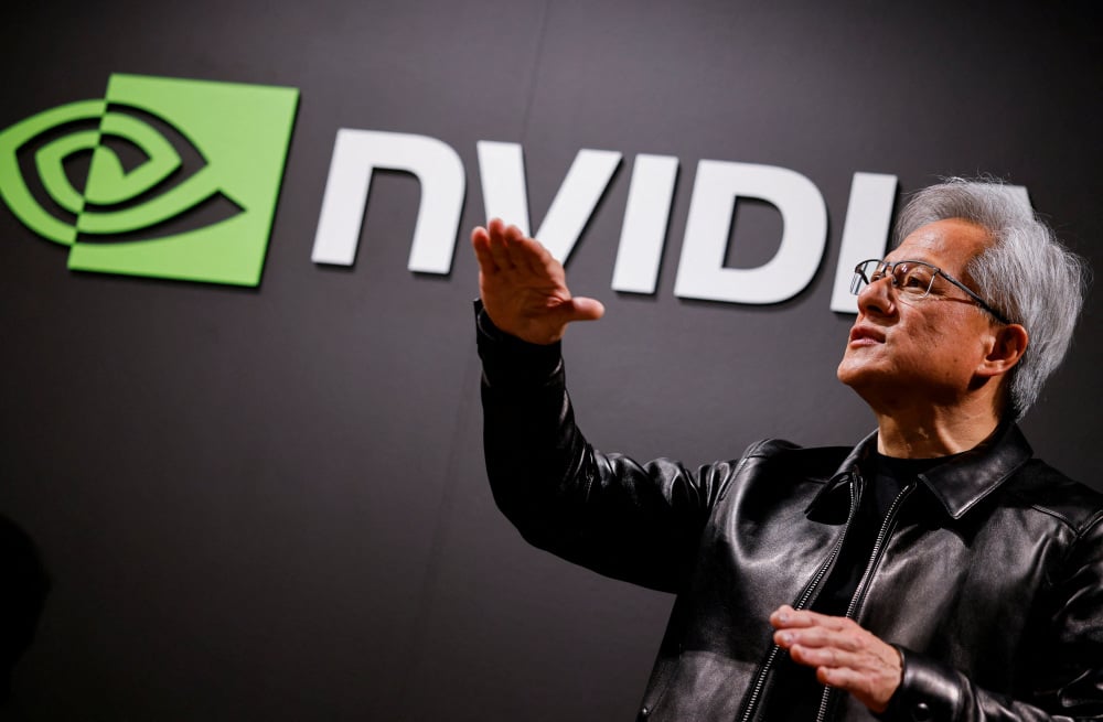 Le géant des puces Nvidia a cédé vendredi son titre de plus grande capitalisation mondiale à Apple, une première depuis mai 2025.