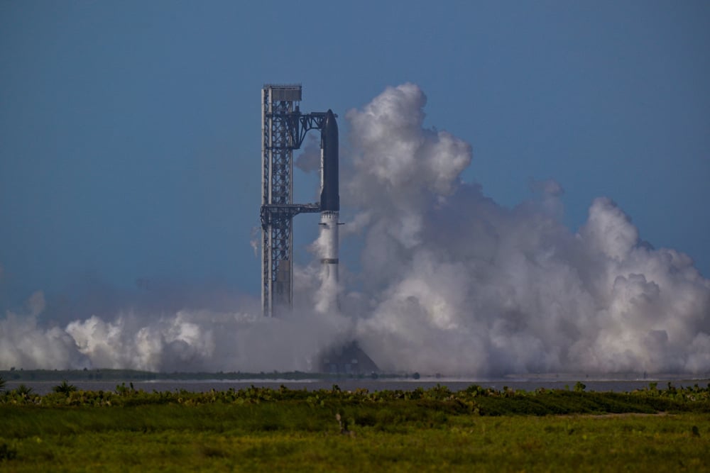 Le vaisseau spatial Starship de SpaceX et son propulseur Super Heavy v3 ont subi un arrêt automatique au moment de l'allumage, avant leur 13e vol d'essai depuis le complexe de lancement de SpaceX à Starbase, au Texas (États-Unis), le 16 juillet 2026.