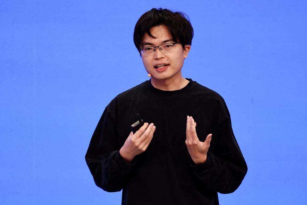Yang Zhilin, fondateur de Moonshot AI, lors d'une conférence du forum Zhongguancun 2026, à Pékin.