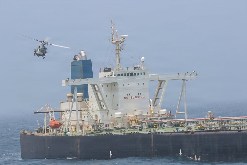 Des Marines de la 11e unité expéditionnaire procédent à une inspection à bord du pétrolier Wen Yao dans le golfe d'Oman.