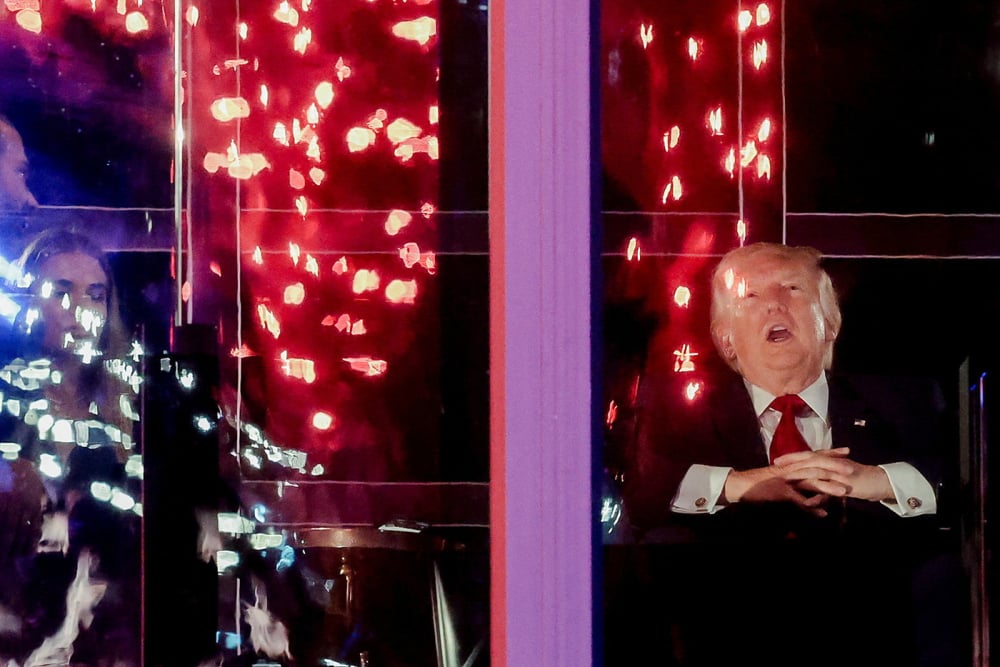 Donald Trump regarde le feu d'artifice de l'événement « Freedom 250's Salute to America » à l'occasion du 250e anniversaire de l'indépendance des États-Unis.