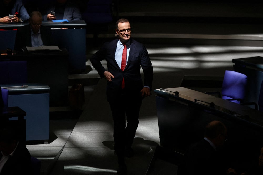 Jens Spahn a annoncé sa démission du groupe parlementaire CDU-CSU, après la révélation de son recours à la GPA.