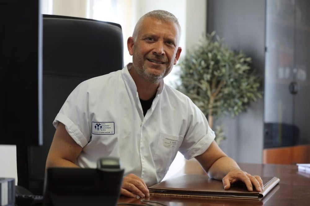 Le professeur Olivier Guerin dans son bureau du CHU de Nice en décembre 2025.