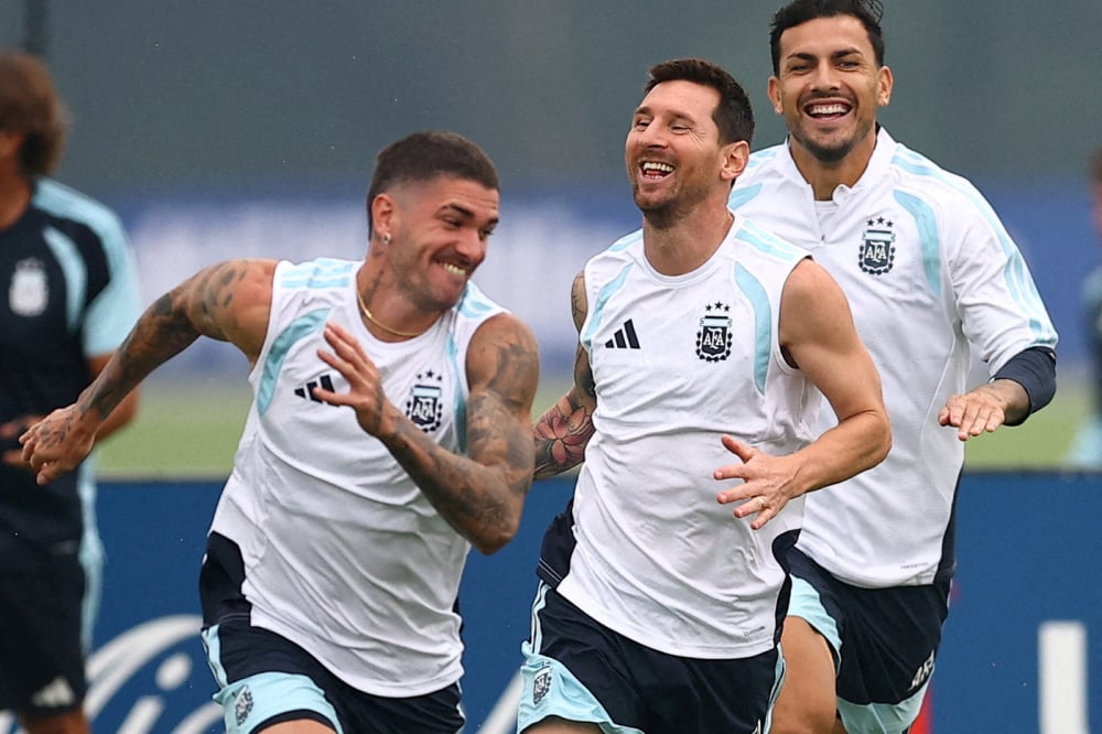 Rodrigo De Paul, Lionel Messi et Leandro Paredes pendant l'entraînement, le 18 juillet 2026.