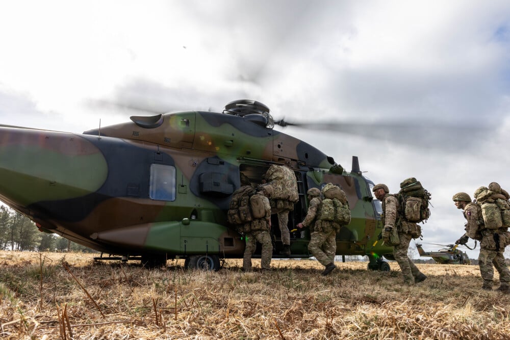 Français et Britanniques s’entraînent régulièrement ensemble, comme ici des parachutistes de la British Army embarquant dans un NH90 de l’armée de Terre, lors de l’exercice Orion.