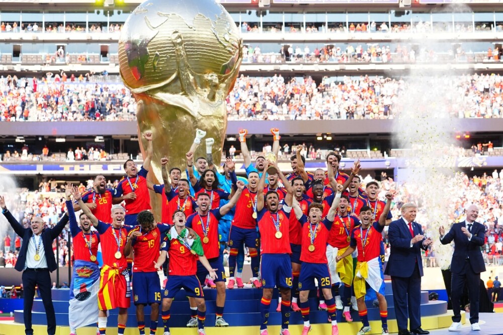 L'équipe espagnole célèbre la victoire en soulevant le trophée de la Coupe du Monde.