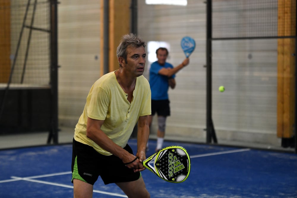 Charles Kloboukoff, à l’Impact Stadium de Périgny, près du siège social de Léa Nature, en train de jouer au padel, en 2026.