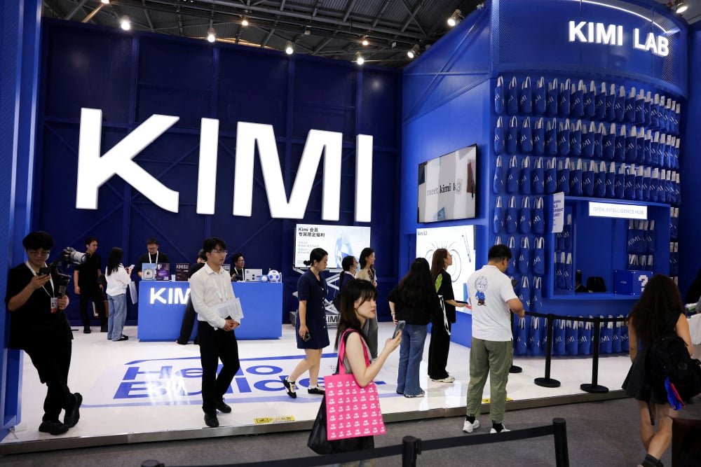 Le stand de Moonshot, qui fait la promotion de son modèle d'IA « Kimi K3 », lors de la Conférence mondiale sur l'intelligence artificielle (WAIC) à Shanghai, en Chine, le 17 juillet 2026.
