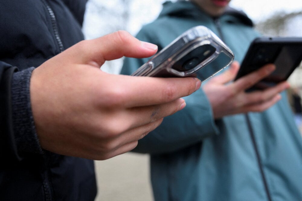 Le texte s'appuie sur une accumulation d'études alertant sur les effets des réseaux sociaux chez les plus jeunes.