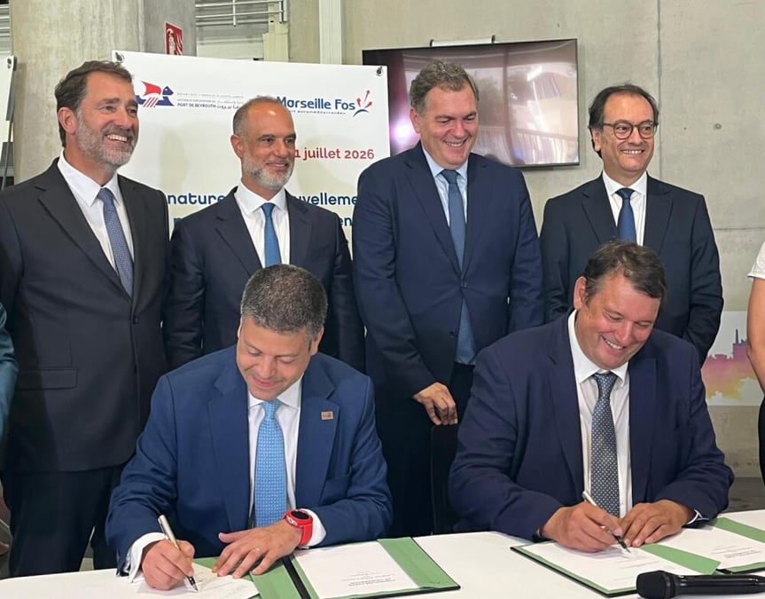 Hervé Martel, président du directoire du port de Marseille Fos, et Marwan Naffi, président-directeur général du port de Beyrouth signent le protocole d'accord entre les deux ports pour une durée de trois ans.