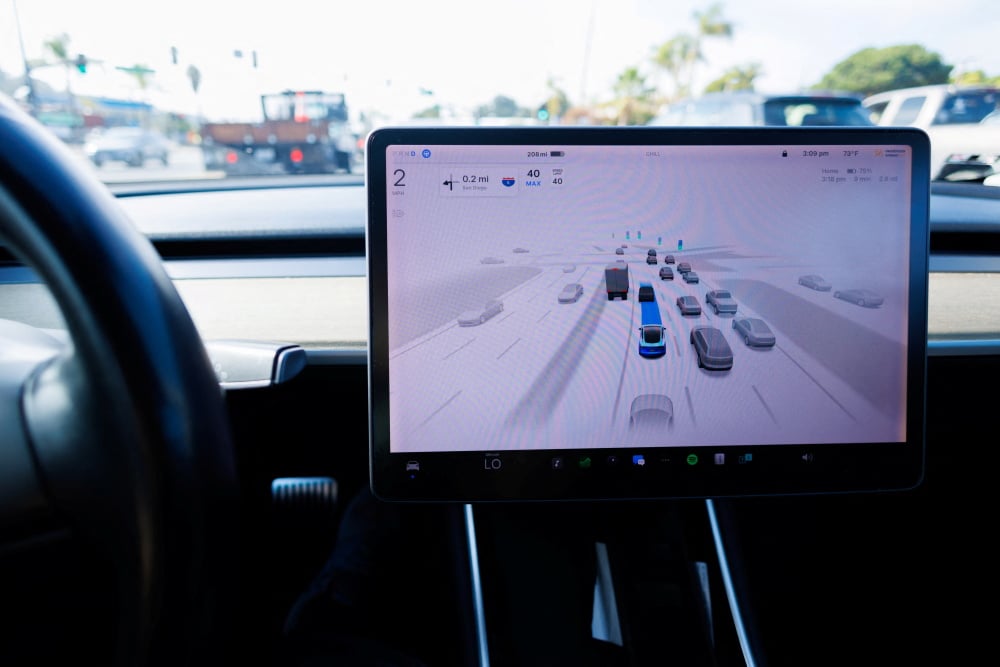 Le système FSD repose sur une intelligence artificielle entraînée à partir des données collectées par plus de six millions de véhicules Tesla en circulation dans le monde.