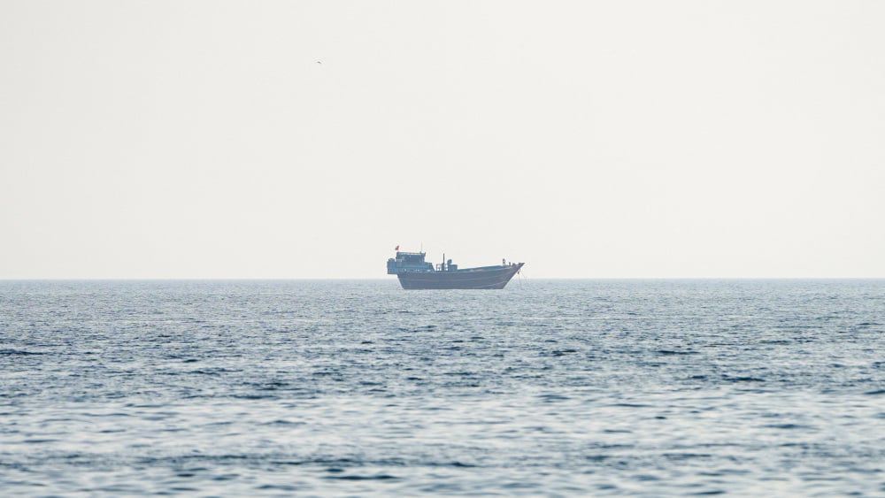 Un navire dans le détroit d'Ormuz, vu depuis le Musandam (Oman), le 23 juillet 2026.