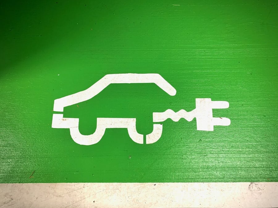 L'Europe automobile change de moteur ! Au premier semestre 2026, l'électrique a presque rattrapé l'essence, avec une hausse spectaculaire de 40,5% des immatriculations. Le thermique n'est plus la norme, l'hybride domine, et les constructeurs s'adaptent...